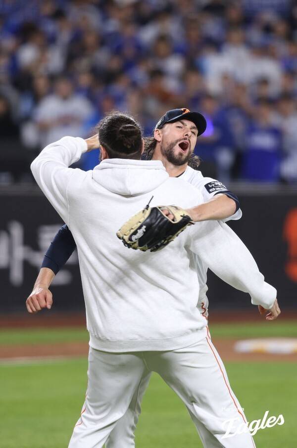 '350억 전망' 폰세·'눈물의 출국' 와이스, 설마 둘 다 떠날까…'33승 듀오' 사라지면 내년 한화는 어떡하나