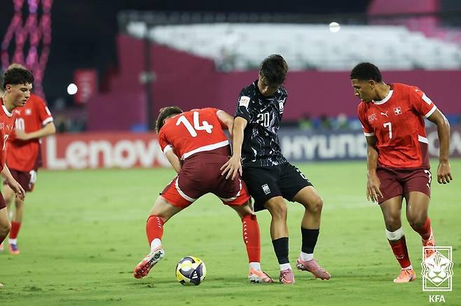 [현장 REVIEW] 계속 맞아도 버티고 버텼던 한국, 스위스에 0-0 무…월드컵 토너먼트 진출 유력 ‘U-17 조별리그 무패→최종전 결과에 따라 확정’  