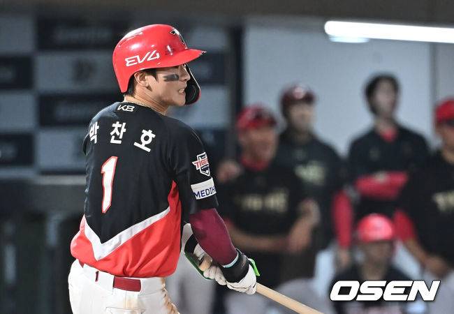 'FA 최대어' 박찬호가 부산 롯데월드에 나타났다! 진짜 ‘롯데행 시그널’일까, 단순 나들이일까