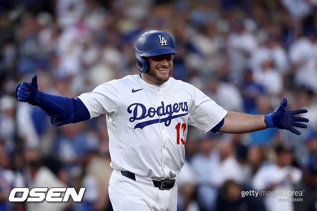 방출 당한 뒤 한국 가야 할지 고민했는데…다저스에서만 10년째 롱런, 먼시 인생 역전 '1055억' 벌었다