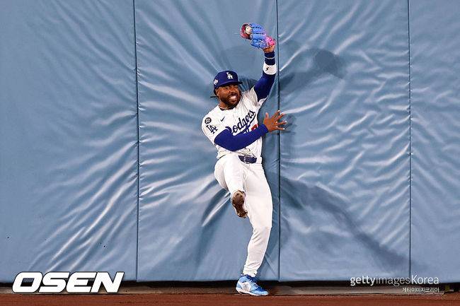 방출 당한 뒤 한국 가야 할지 고민했는데…다저스에서만 10년째 롱런, 먼시 인생 역전 '1055억' 벌었다
