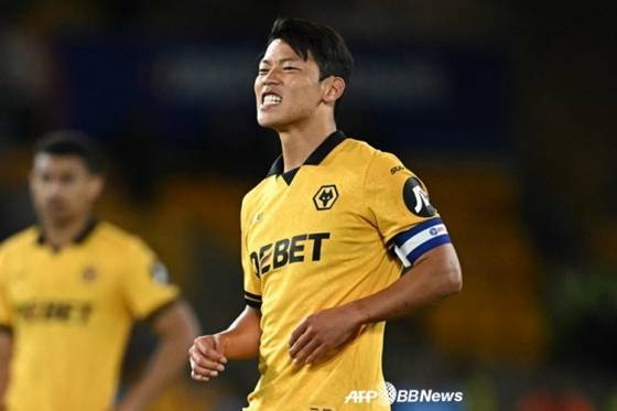 '힘 못 쓰는 亞 프리미어리거' 日 5명 뛰어도 존재감 없고 '전력 외'... 한국은 황희찬 혼자 '분전'