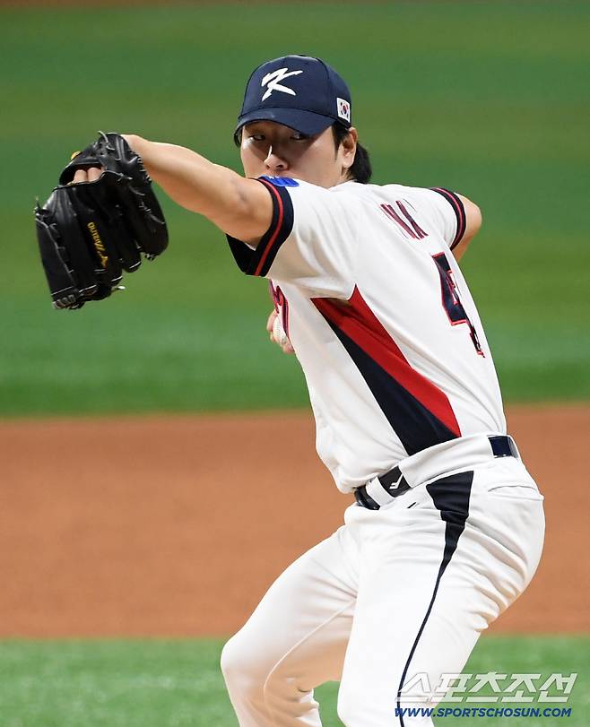 체코 선수에게도 몸맞은 공에 한국식 인사. 곽빈 156km 강속구 2이닝 4K 무실점[고척 현장]