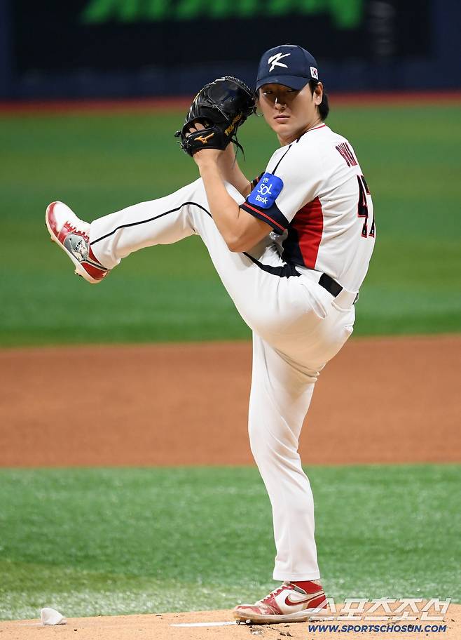 체코 선수에게도 몸맞은 공에 한국식 인사. 곽빈 156km 강속구 2이닝 4K 무실점[고척 현장]