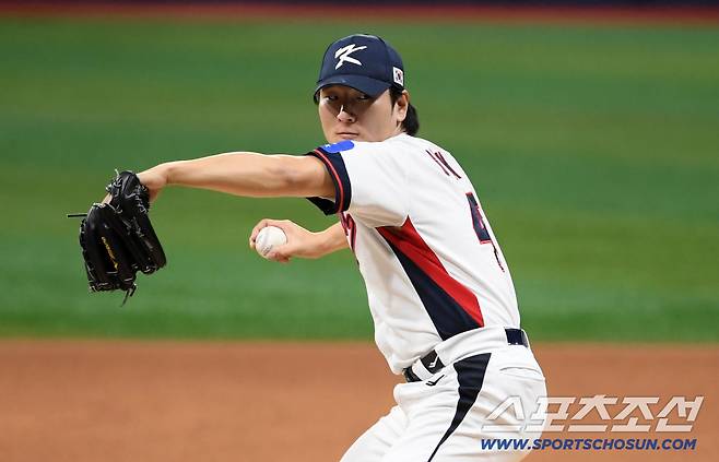 체코 선수에게도 몸맞은 공에 한국식 인사. 곽빈 156km 강속구 2이닝 4K 무실점[고척 현장]