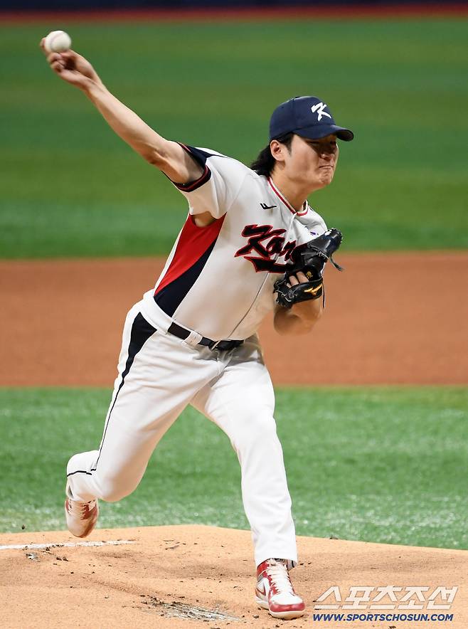 체코 선수에게도 몸맞은 공에 한국식 인사. 곽빈 156km 강속구 2이닝 4K 무실점[고척 현장]