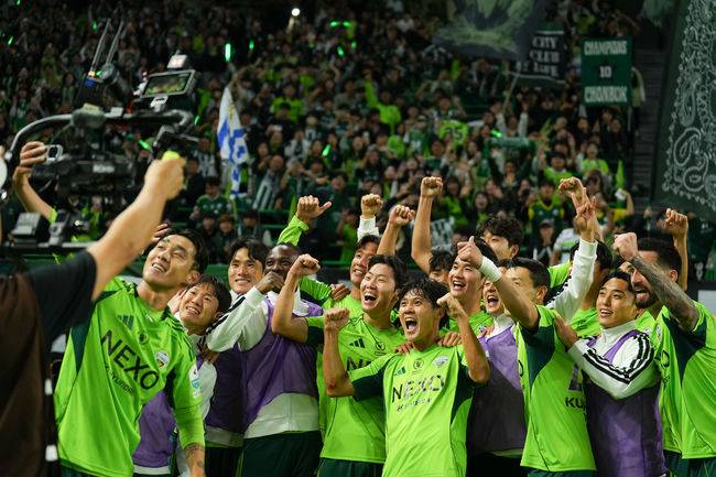 극장골 2방! '이승우 상의 탈의' 챔피언 전북, 10번째 대관식도 이겼다...대전 3-1 꺾고 23160명 관중과 우승 축제[오!쎈 현장]