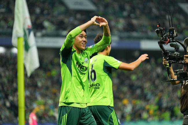 극장골 2방! '이승우 상의 탈의' 챔피언 전북, 10번째 대관식도 이겼다...대전 3-1 꺾고 23160명 관중과 우승 축제[오!쎈 현장]