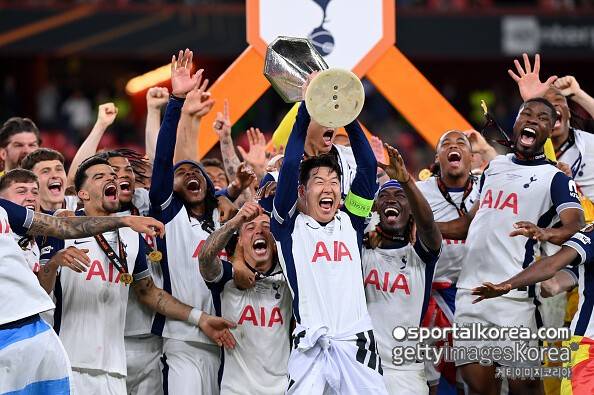 '눈물 펑펑' 손흥민, 우승컵 달성→맨유 아모림 '뜬금 비아냥?'...