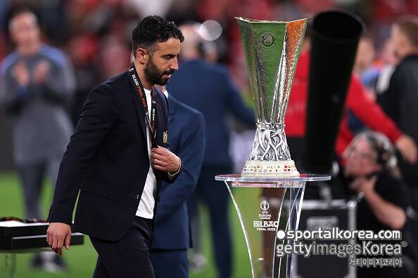 '눈물 펑펑' 손흥민, 우승컵 달성→맨유 아모림 '뜬금 비아냥?'...