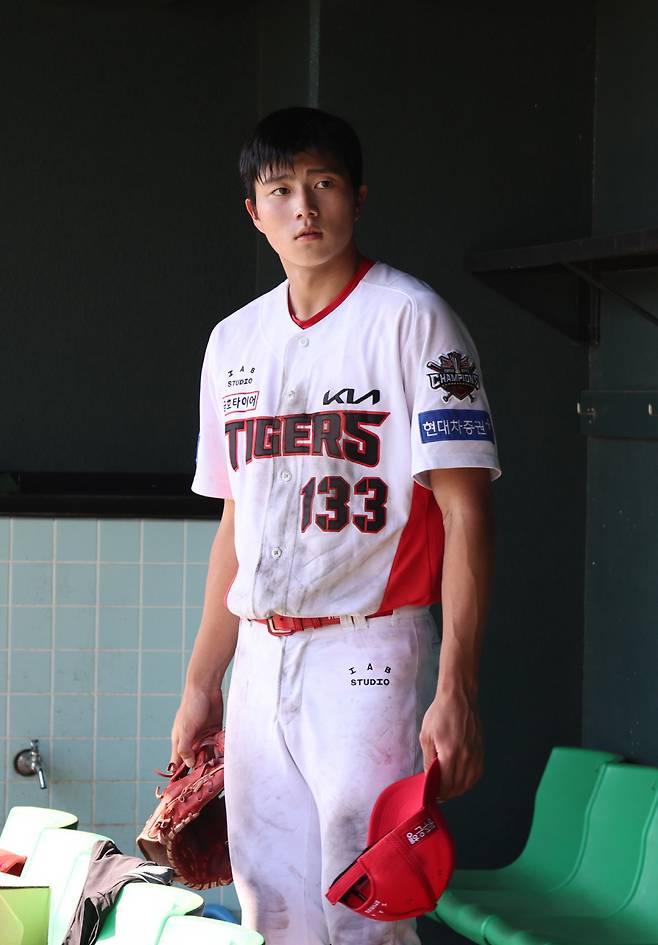 '이코노미석 꾸깃' 1m90 장신 KIA 신인의 오키나와 드림…