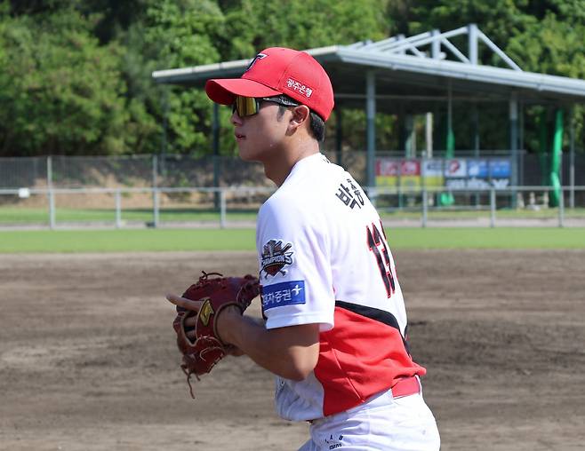 '이코노미석 꾸깃' 1m90 장신 KIA 신인의 오키나와 드림…