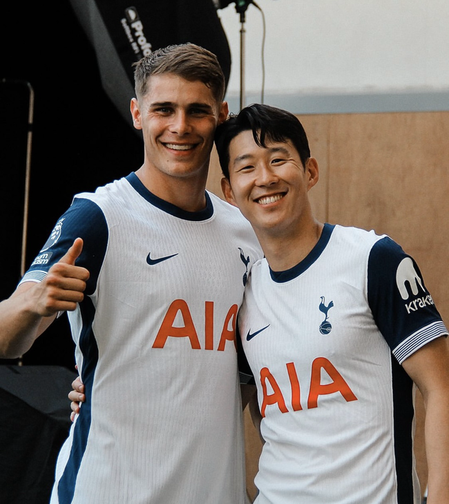 ‘캡틴 손흥민 연락’ 자랑한 반 더 벤…“흥민이 형이 문자로 제 골 칭찬해 줬어요”