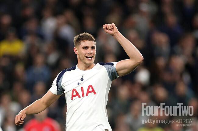 ‘캡틴 손흥민 연락’ 자랑한 반 더 벤…“흥민이 형이 문자로 제 골 칭찬해 줬어요”