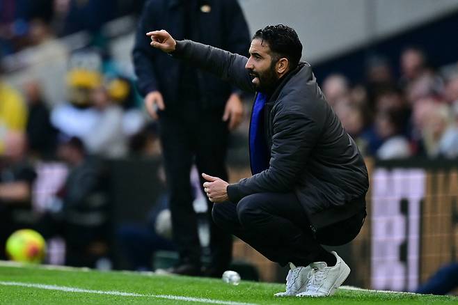 '교체 투입 30분 만에 부상 OUT' 10명 뛴 맨유 미치겠다…매과이어→셰슈코 '더블 부상' 눈물