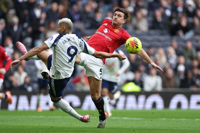 '교체 투입 30분 만에 부상 OUT' 10명 뛴 맨유 미치겠다…매과이어→셰슈코 '더블 부상' 눈물