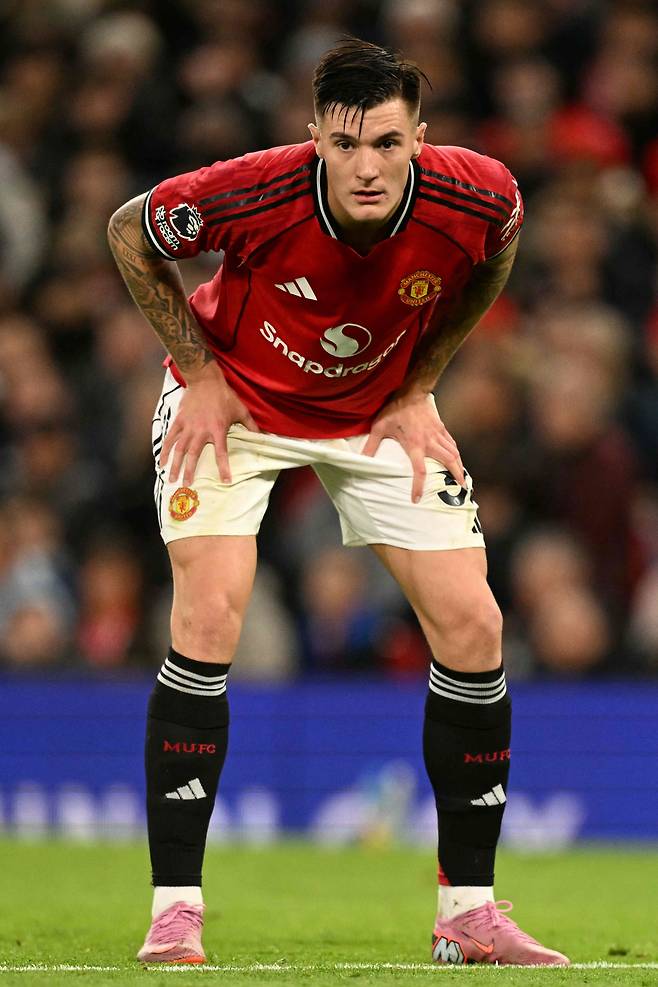 '교체 투입 30분 만에 부상 OUT' 10명 뛴 맨유 미치겠다…매과이어→셰슈코 '더블 부상' 눈물