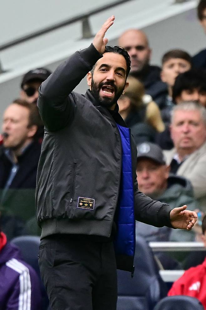 '교체 투입 30분 만에 부상 OUT' 10명 뛴 맨유 미치겠다…매과이어→셰슈코 '더블 부상' 눈물