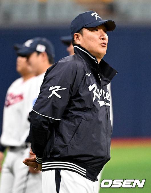 ‘이게 무슨 일’ 이진영 코치, 아직 계약서 사인 안 했다? 두산 합류는 언제쯤 “지금은 대표팀에 집중할 시기” [오!쎈 미야자키]