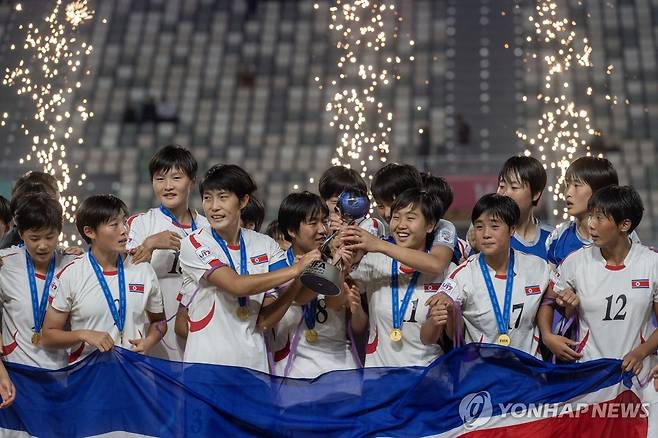 북한 여자축구, U-17 월드컵 결승서 네덜란드 3-0 꺾고 우승