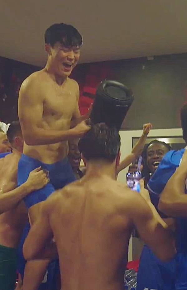 '0-1→4-3 대역전극' 흥분한 오현규, 라커룸에서 유니폼 벗고 '광란의 댄스'…6호골 넣고 룰루랄라 한국행