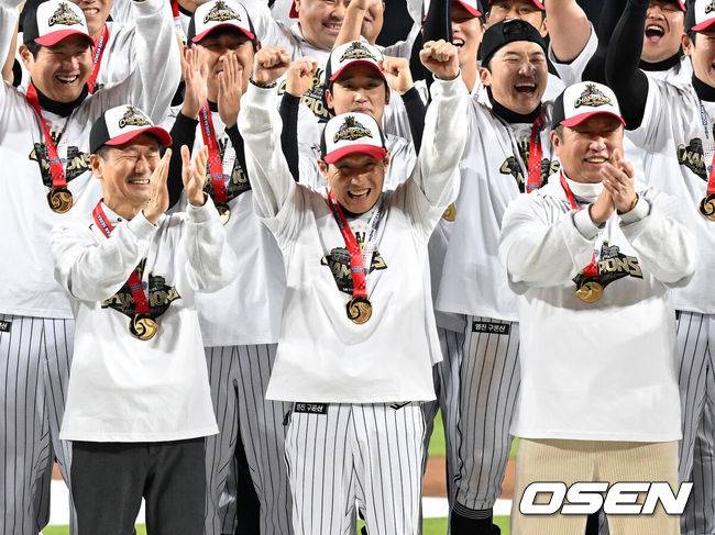 'LG 최초 2회 우승' 염경엽 감독, 3년 30억 재계약→역대 최고 대우...