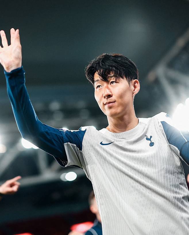 SON 대체 왜 놓았을까? ‘손흥민 없는’ 토트넘, UCL 텅 빈 스탠드에 티켓가 할인…공식 용품 매출 급락까지 초비상