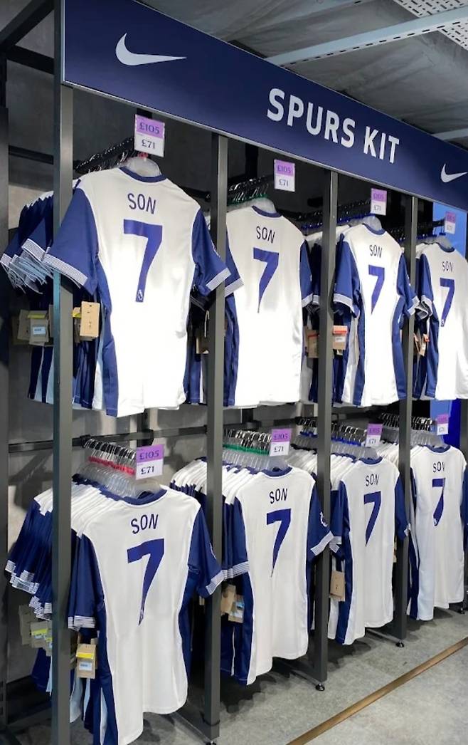 SON 대체 왜 놓았을까? ‘손흥민 없는’ 토트넘, UCL 텅 빈 스탠드에 티켓가 할인…공식 용품 매출 급락까지 초비상