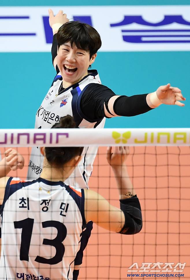 이소영이 원했다! 작년부터 먼저 '계약해지' 요청 왜?…남은 14억 어떻게 되나 → 선수생활도 기로 [SC비하인드]