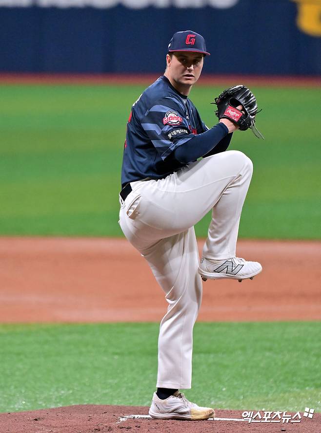 이럴 수가! '10승 거두고 OUT' 롯데 그 투수, 또 방출 통보 받았다…