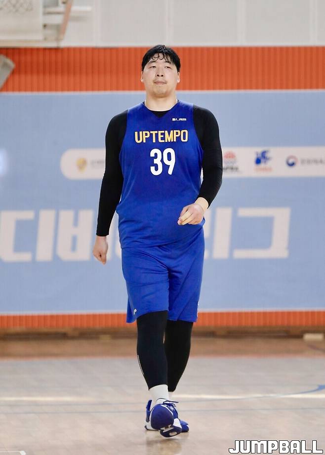 [디비전리그] 동호인 최장신 ‘207cm’ 센터 “경기 외적인 부분도 신경 써야…컨트롤 해야죠”