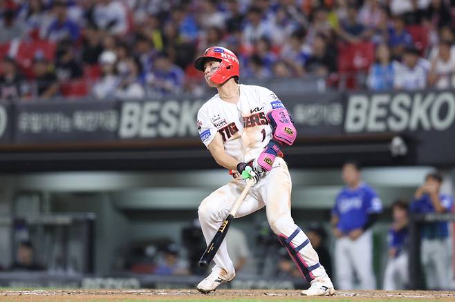 2025 FA 시장, ‘하루 만에’ 1호 계약…2026 FA는 어떻게 흐를까 [SS포커스]