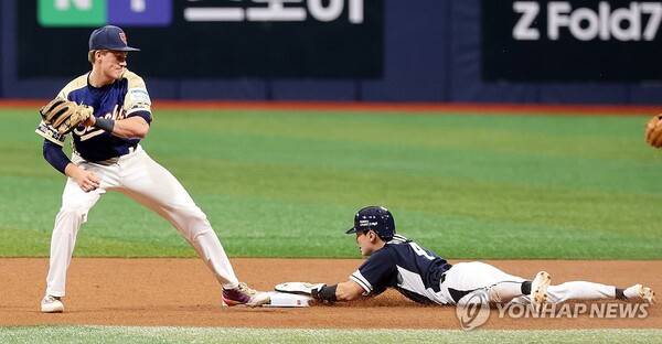 도루 못잡는 '사회인야구' 체코, 그속에 '옥에 티' 김서현의 1실점