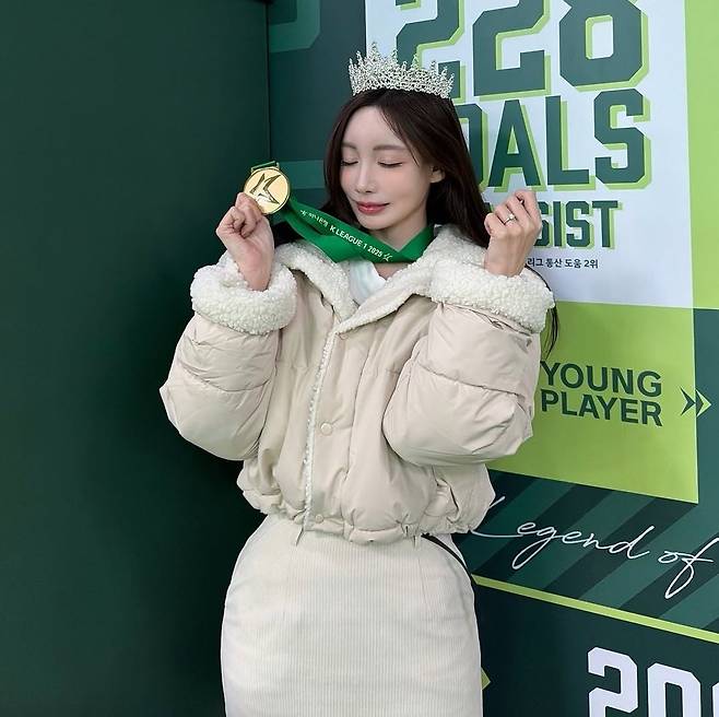 K리그1 우승컵이 결혼 선물!…'예비신랑' 송민규, 곽민선 아나운서에 '트로피 바쳐' 눈길