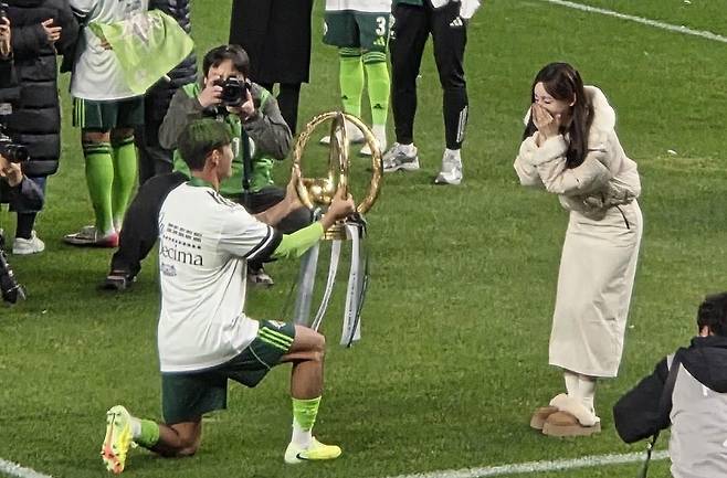 K리그1 우승컵이 결혼 선물!…'예비신랑' 송민규, 곽민선 아나운서에 '트로피 바쳐' 눈길