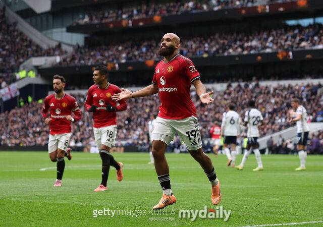 '맨유가 항의하면 토트넘 EPL 조사 받는다'…잉글랜드 최고 심판 권위자 주장