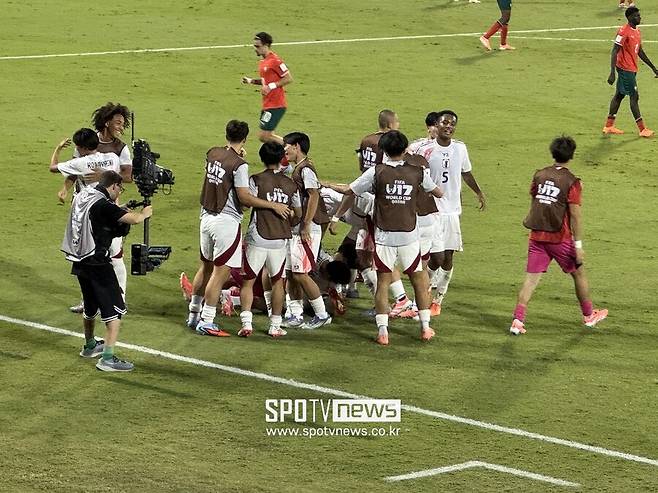 [현장 REVIEW] 일본, 월드컵 대이변…포르투갈 2-1 제압 ‘B조 1위 U-17 토너먼트 진출’ 확정