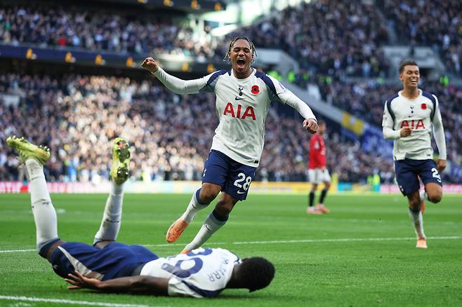 '패무패패무패패승패무승패패패승패무패패무' 손흥민 무너지자 같이 무너진 토트넘 훗스퍼 스타디움...20경기 단 3승, 최악의 기록 행진