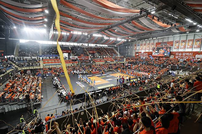 입석까지 모두 ‘매진’, 4270명이 뿜은 뜨거운 열기…OK저축은행이 열어젖힌 ‘부산 시대’, 흥행 예감[SS현장]