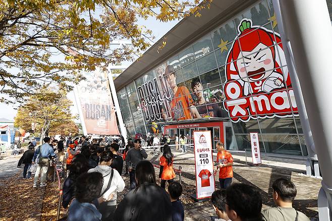 입석까지 모두 ‘매진’, 4270명이 뿜은 뜨거운 열기…OK저축은행이 열어젖힌 ‘부산 시대’, 흥행 예감[SS현장]