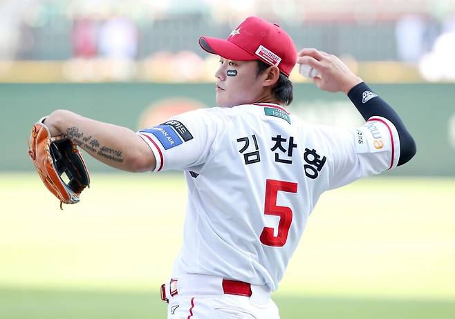 아직 28살인데 왜 갑자기 은퇴를… 못다 핀 SSG 트레이드생, 결국 현역 꿈 접었다 ‘임의해지 합의’ [공식발표]