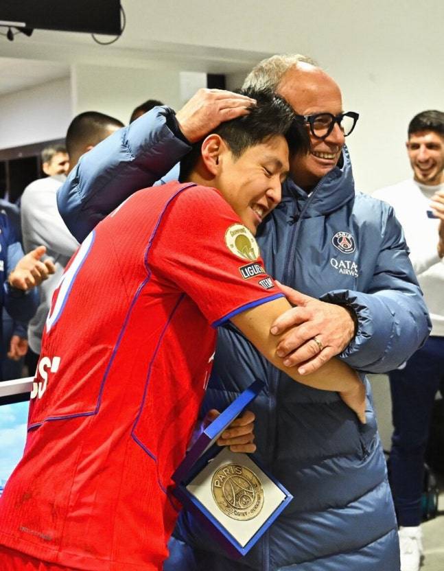 PSG ‘오피셜’ 공식발표, 韓 축구 초대형 사건 탄생 “이강인 100번째 경기 기념패 수여”…“정말 기쁘다”