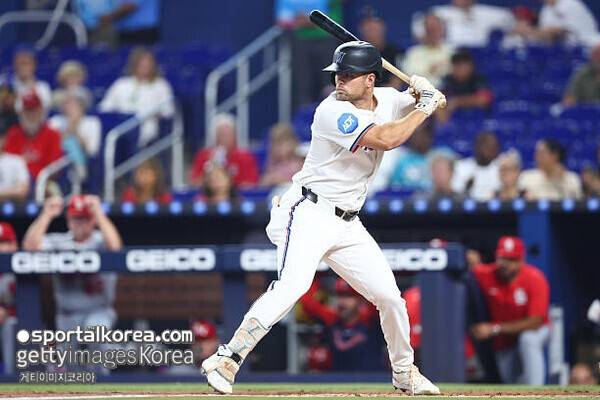 고우석은 방출인데 같이 간 선수는 '초대박', 3338억 외야수랑 나란히 섰다…'최소 4년 주전 보장' 예상까지