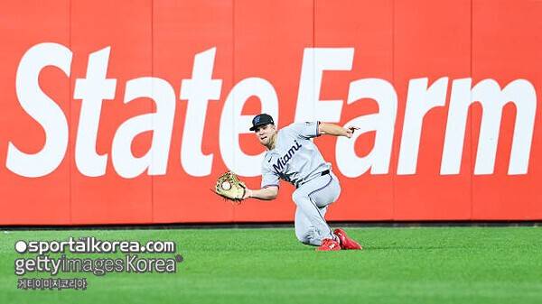 고우석은 방출인데 같이 간 선수는 '초대박', 3338억 외야수랑 나란히 섰다…'최소 4년 주전 보장' 예상까지