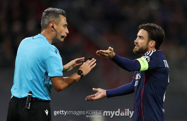 'PSG 역겹다'…이강인 가격하고 퇴장 당한 리옹 수비수, SNS 공개 저격