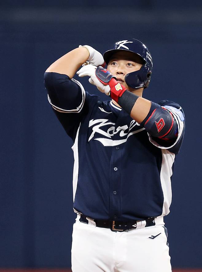 '무주공산 3루' 롯데·'외야 FA 대비' LG, 전역 앞둔 '대한 빅보이' 한동희·이재원 활약에 함박웃음 [IS 스타]