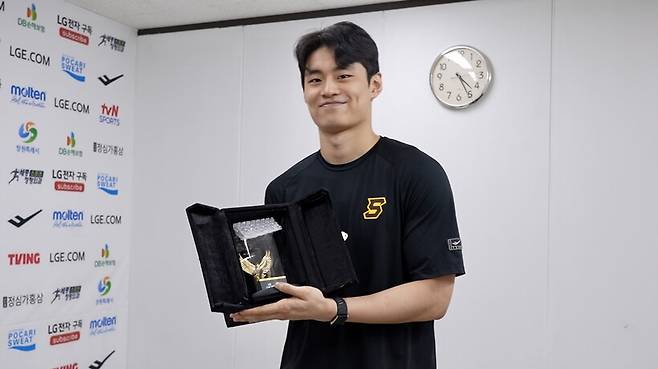 드디어 받은 챔피언 반지, LG 선수들 이구동성 “우승 한 번 더”