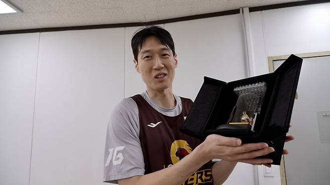 드디어 받은 챔피언 반지, LG 선수들 이구동성 “우승 한 번 더”