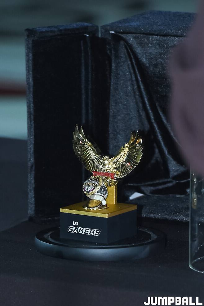 드디어 받은 챔피언 반지, LG 선수들 이구동성 “우승 한 번 더”