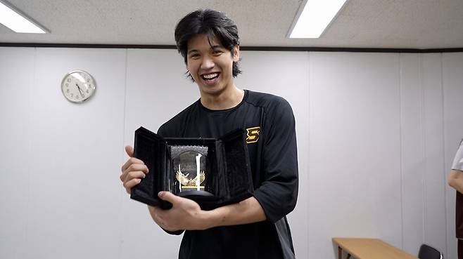 드디어 받은 챔피언 반지, LG 선수들 이구동성 “우승 한 번 더”